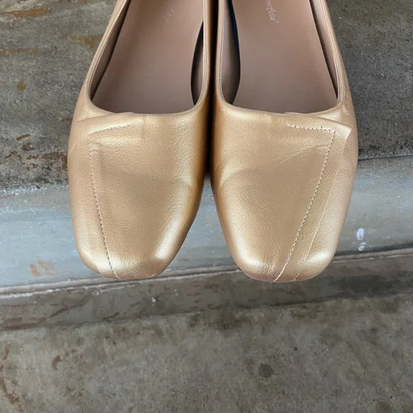 Chic Gold Women's Flats - Picture 4 of 7